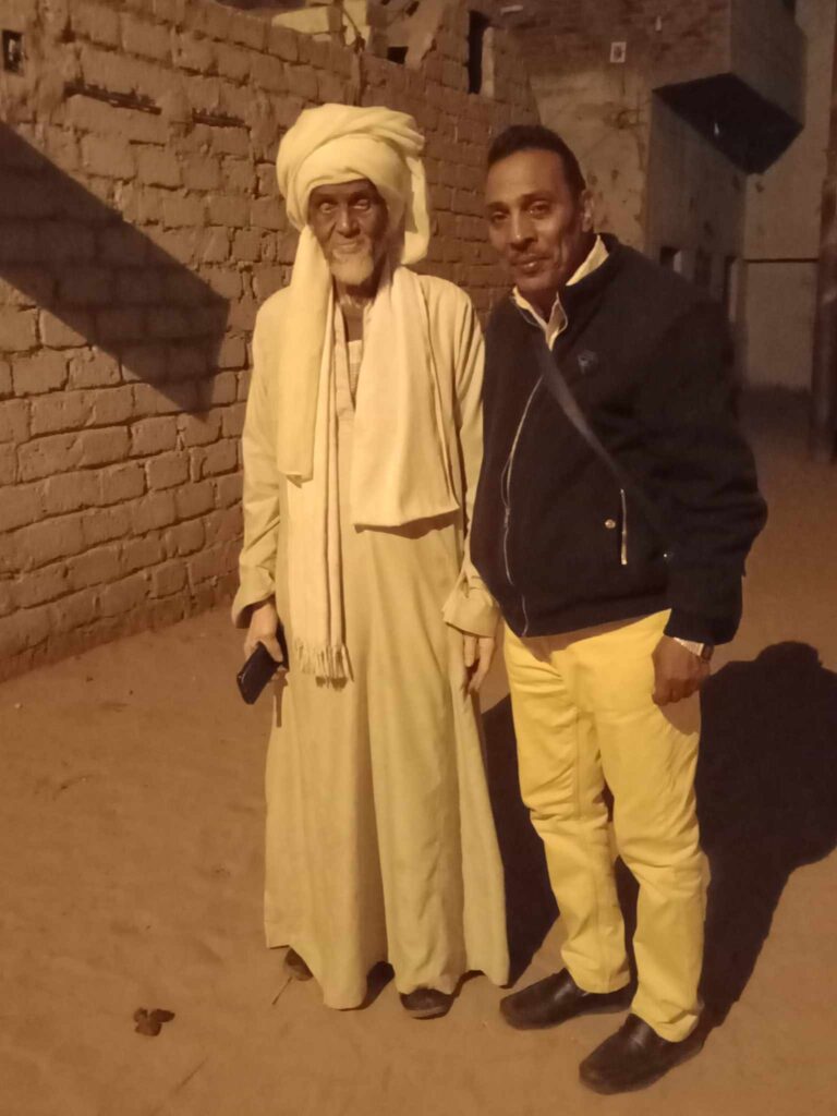 بالفيديو حقوقي ينقل استغاثه مسن الكوبانيه الي محافظ أسوان بسبب تكرار احتراق منزله وتهديد حياة عائلته